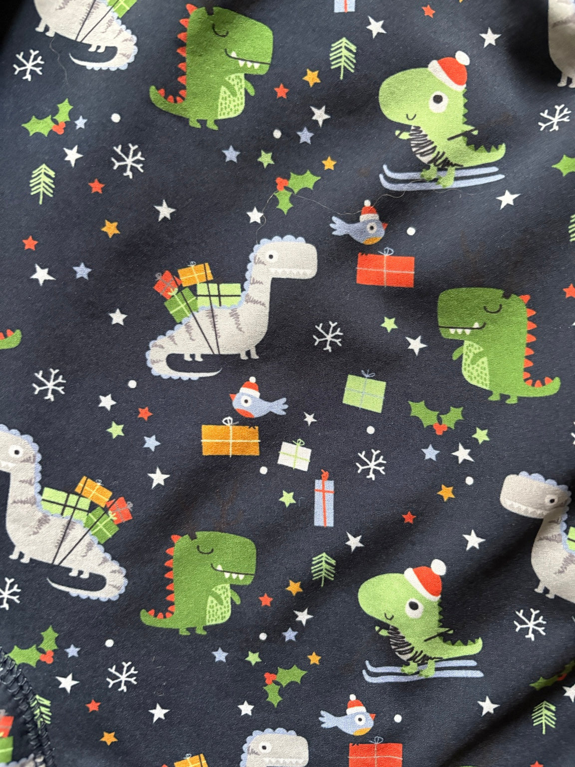 Detail kerstprint met dinosaurussen