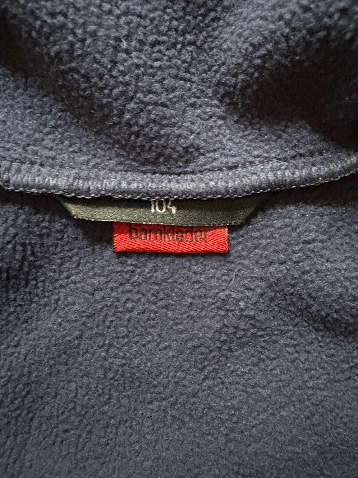 Maatlabel 104 en donkerblauwe fleecevoering